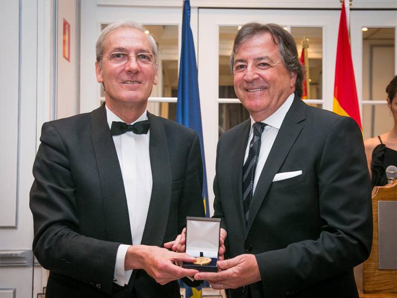 Medalla de Oro Foro Europa Dr. Pedro Luis Pérez Castro